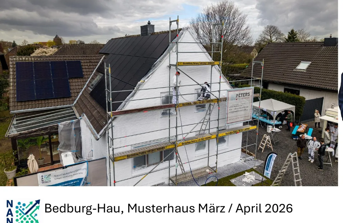 Musterhaus Bedburg-Hau mit eingerüsteter Giebelseite während der Applikation der thermoreflektierenden Fassadenbeschichtung