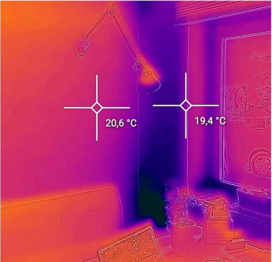 Wärmebildaufnahme eines Innenraums mit Messpunkten 20,6 °C und 19,4 °C an der beschichteten Wand