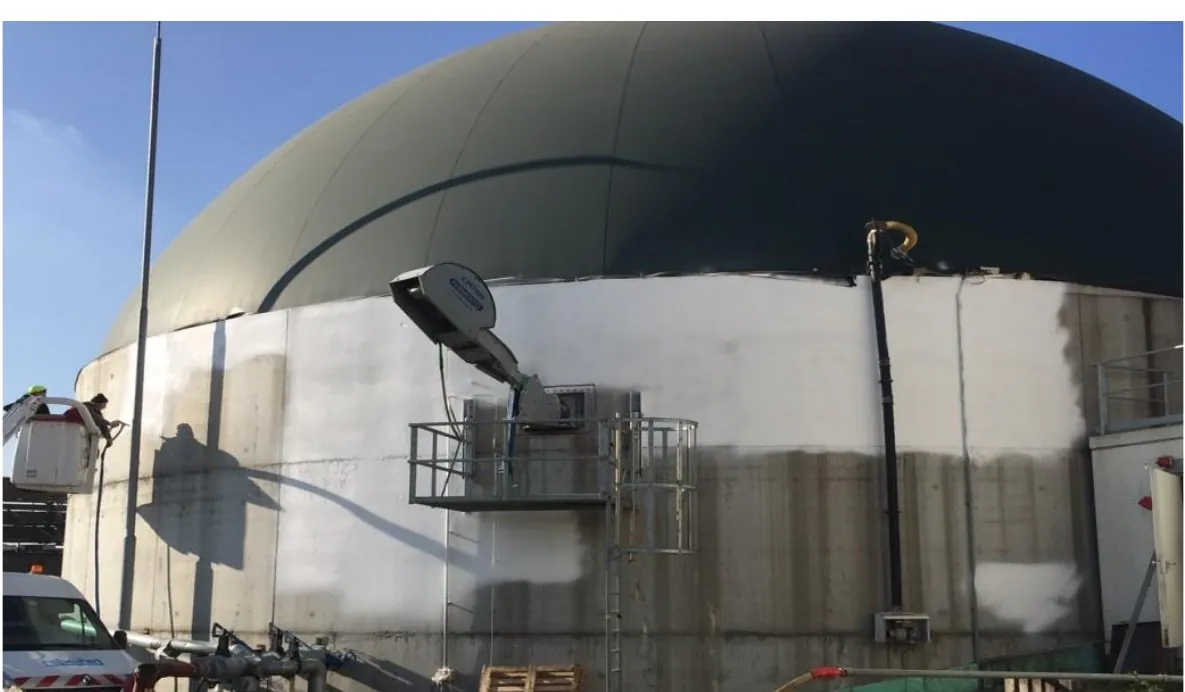 Fermenter-Tank einer Biogasanlage, Betonwand teilweise mit PSC beschichtet, Hubarbeitsbühne