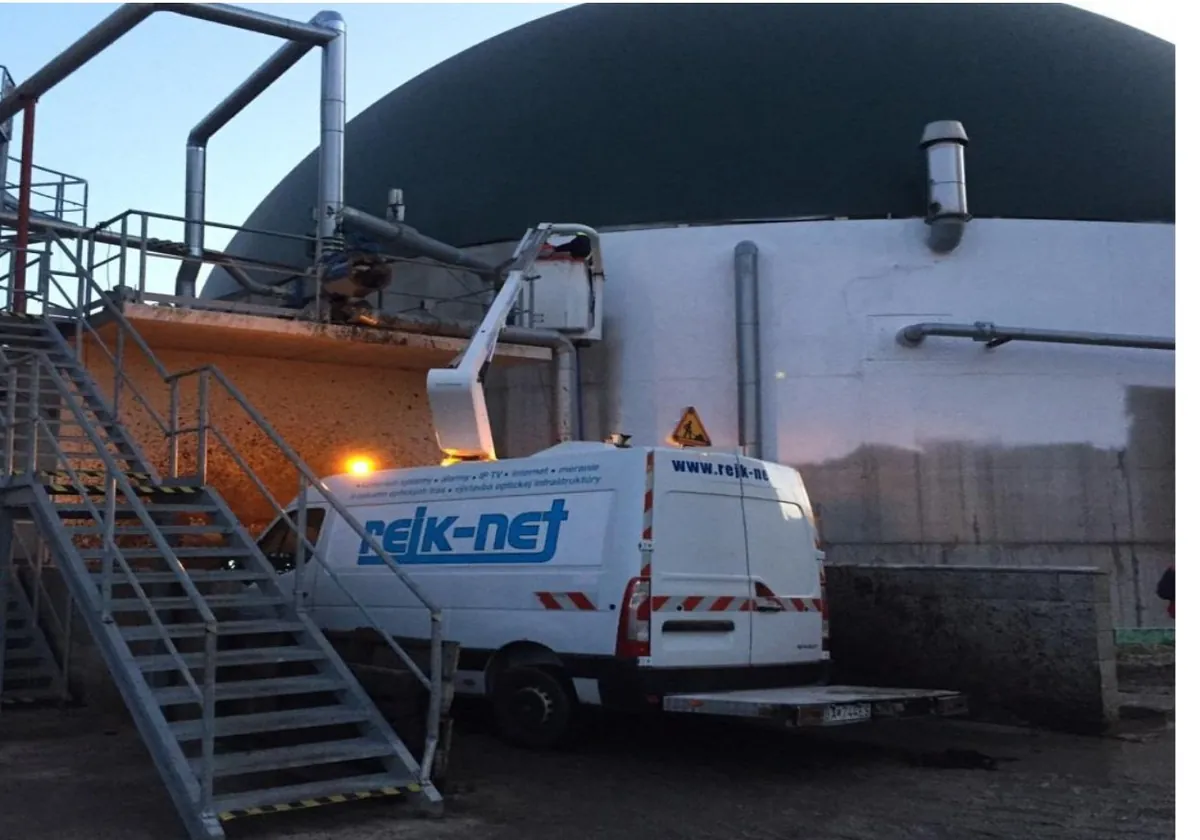Beschichteter Fermenter-Tank mit Hubarbeitsbühne und Servicefahrzeug
